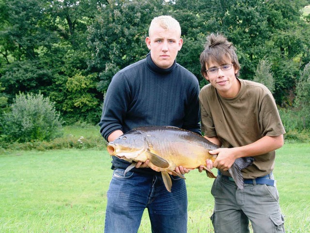 Arne Fromhagen (links) und Pius Bckle...Spiegelkarpfen (10 Kilogramm) geangelt  | Foto: Chris Seifried