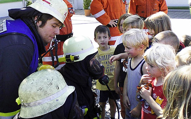 Die Kinder bestaunten die Atemschutzma...ng im Kindergarten mitgebracht hatte.   | Foto: Privat