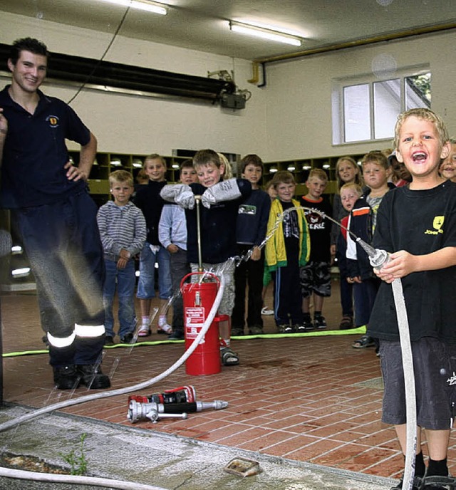 <Bildtext>Lschen ist Teamarbeit: Das ...uerwehr sehr schnell fest. </Bildtext>  | Foto: Michael Raab