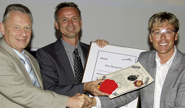Hansy Vogt  (rechts)  ist  Schwarzwald...opher Krull berreichten die Urkunde.   | Foto: SGT
