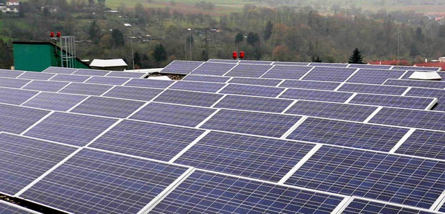 Die Photovoltaik-Anlage auf dem  Kreis...s  Lrrach trgt zum Klimaschutz bei.   | Foto: BZ