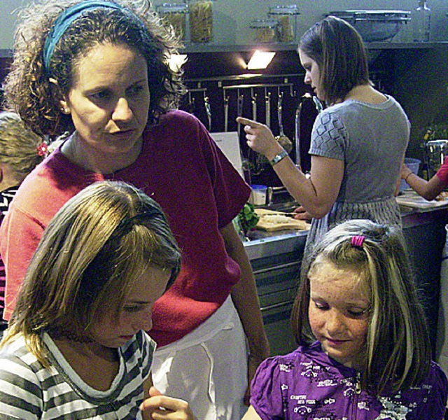 Beim Kinderferienprogramm in Wehr lernten  Kinder kochen.  | Foto: kf