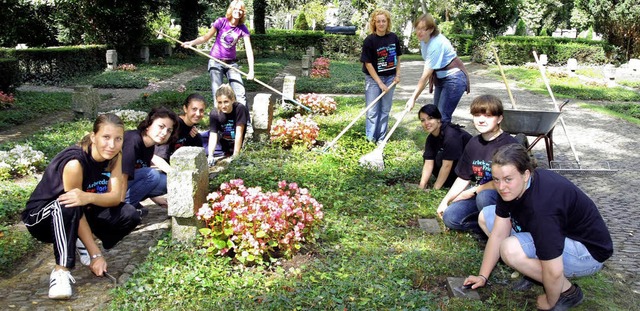 Arbeit fr den Frieden: Jugendliche k... Kriegsgrber auf dem Alten Friedhof.   | Foto: P- Heck