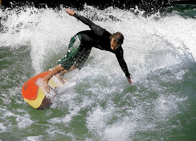 Surfen auf dem Eisbach ist eigentlich ...hrern auf die Attraktion hingewiesen.   | Foto: ddp