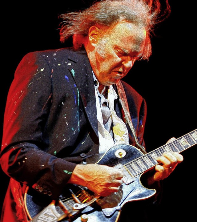 Auf Europatournee: Im Juli spielte Neil Young in Lissabon.   | Foto: dpa