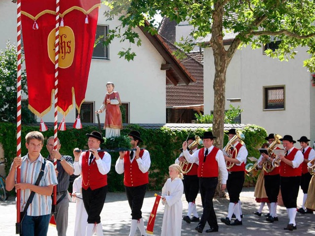 Zu Ehren des Kirchenpatrons St. Lauren...rozession durch Niederrimsingen statt.  | Foto: Christine Aniol