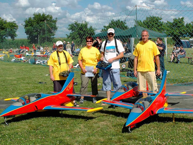 <Bildtext>Das Adler Jet-Team  begeisterte  mit  Synchronflgen</Bildtext>.  | Foto: Schweizer