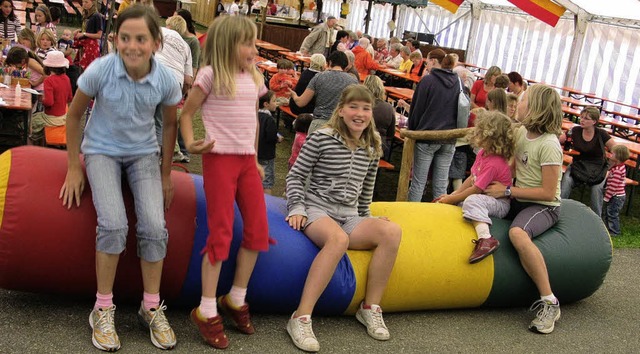 Beim frhlichen Kindernachmittag zum H...t besonders der Hpfbalken viel Spa.   | Foto: Ulrike Spiegelhalter