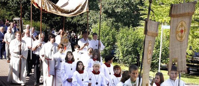 Schritt fr Schritt mit dem Allerheiligsten und die Ministranten gehen voran.   | Foto: Heidi Fssel