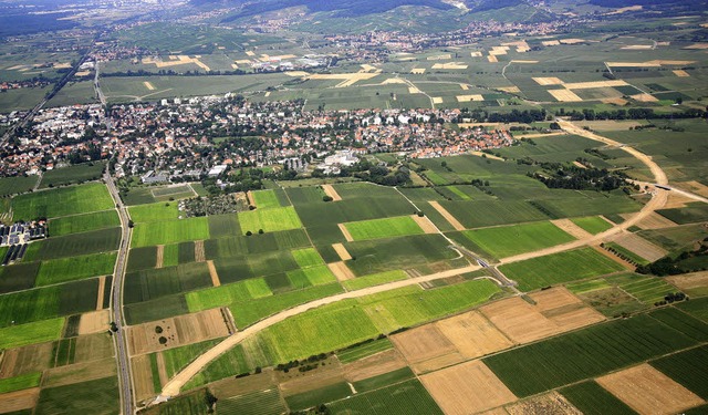 Aus der Luft bereits gut erkennbar: Tr...lter B 3 (links) und Neumagen (rechts)  | Foto: Erich Meyer