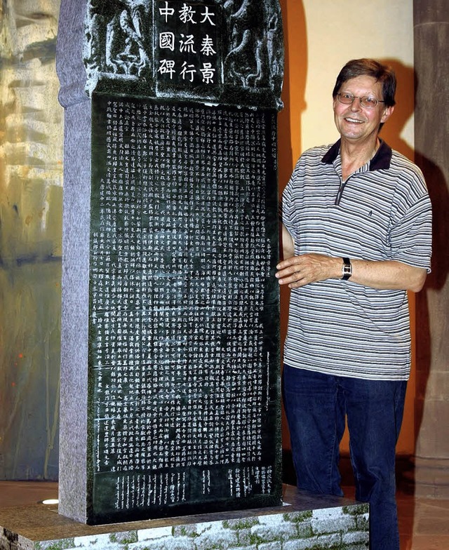 Pfarrer Scherhans mit einem Modell der nestorianischen Stele.   | Foto: P. Heck