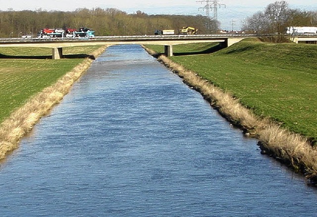 Vorher und nachher:  Eintnig zog die ...der Autobahn   naturnah umgestaltet.    | Foto: Fotos: RP