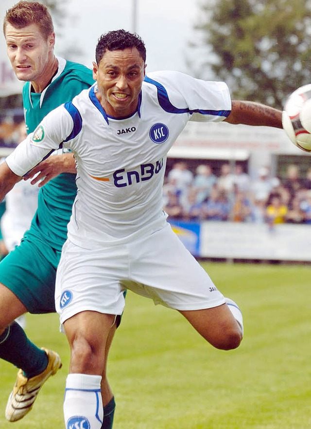 Der Neu-Karlsruher Antonio da Silva (r... DFB-Pokalspiel. Der KSC gewann 5:0.    | Foto: dpa