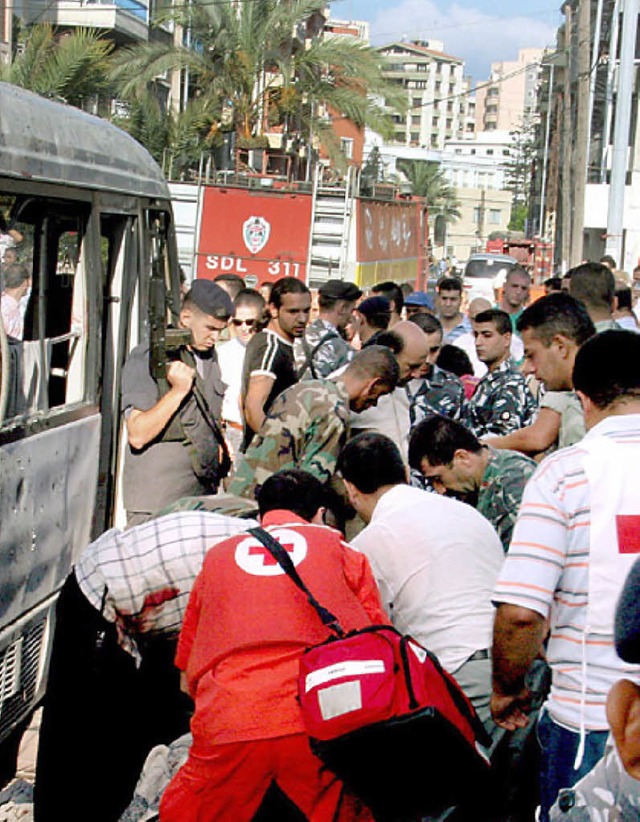 Helfer bemhten sich gestern um die Opfer der Explosion.   | Foto: dpa