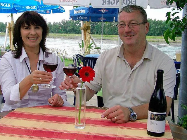 Vor der Kulisse des Rheins laden Beata...estaurant die Gste zum Verweilen ein.  | Foto: Benjamin Bohn