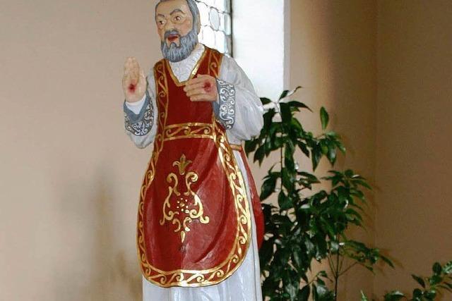 Segen für Pater-Pio-Statue