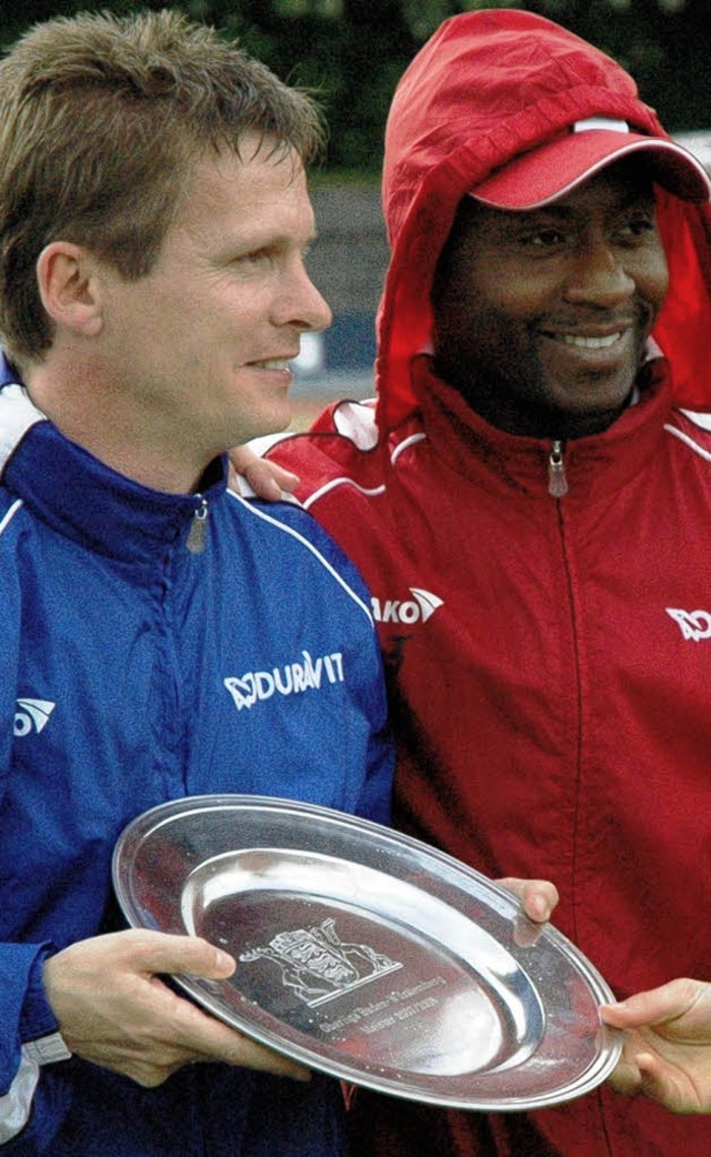Die Trainer Neitzel und  Ibrahim Tanko...iga &#8211; der Oberliga-Meisterschale 