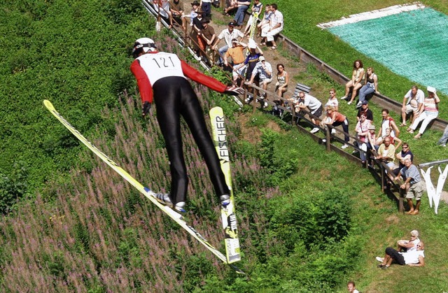 Sprung ins Grne beim Sommerskispringen  von der Schanze in Bad Griesbach.   | Foto: Skizunft bad griesbach