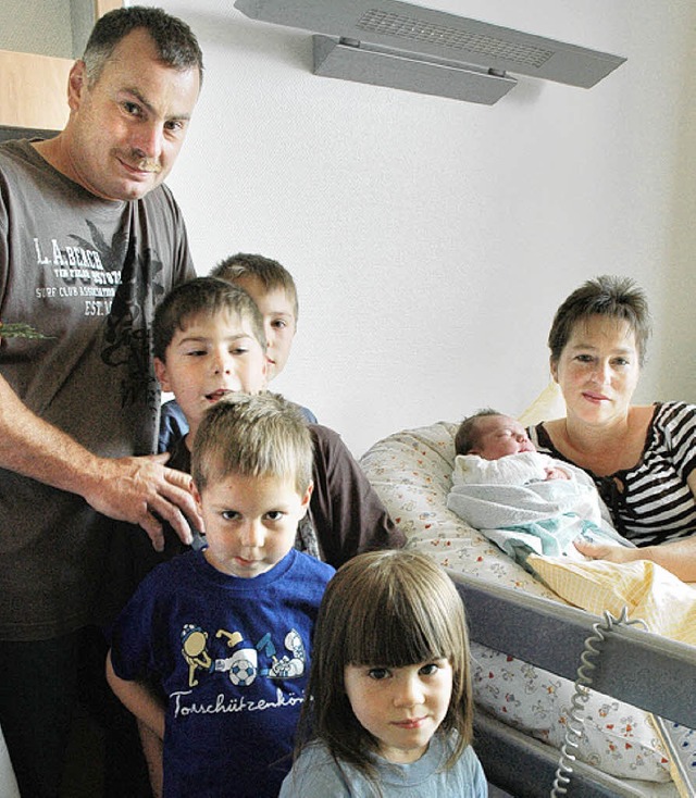 Versammeltes Familienglck: Nadja und ... Kindern Max, Leo, Paul, Sina und Tim.  | Foto: Arne bensiek