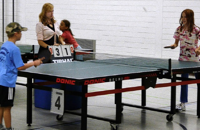 Rund 20 Kinder fanden sich in der Lang...egeneinander  Tischtennis zu spielen.   | Foto: Stephan Maurer