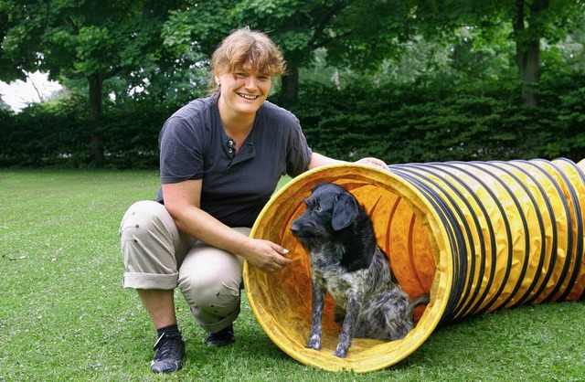 Bei der Vergabe der Agility-WM-Medaill... auf keinen Fall  in die Rhre gucken.  | Foto: SANDRA DECOUX-KONE