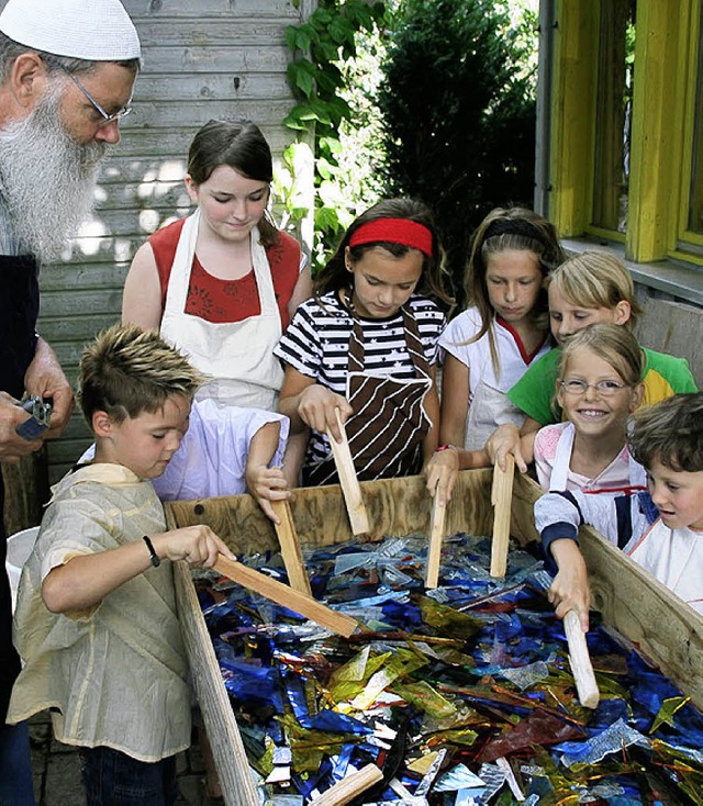 Bei Glasmaler Wolfgang Frse in Grwih... die  Kinder in der Glaskiste whlen.   | Foto: Peter  Schtz