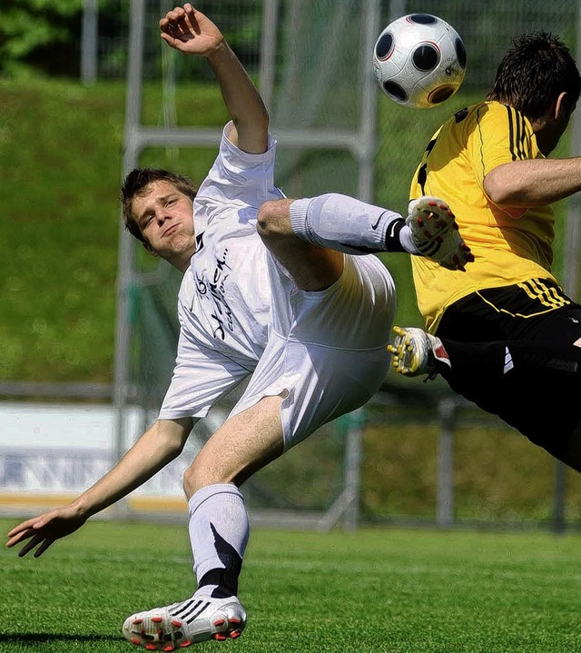 Artistisch in die Saison: Simon Biesinger  vom FC Steinen  (li.)   | Foto: Schn