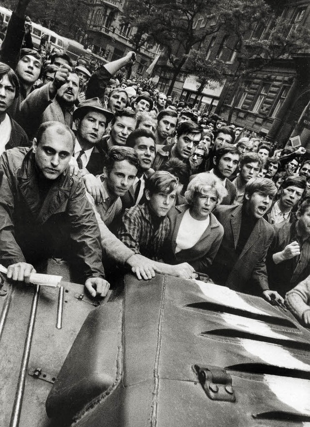 &#8222;Der Widerstand der Bevlkerung ...ern entgegen (siehe auch   Seite IV).   | Foto: Josef Koudelka/Schirmer Mosel/ Aus &#8222;Invasion Prag 68&#8220;