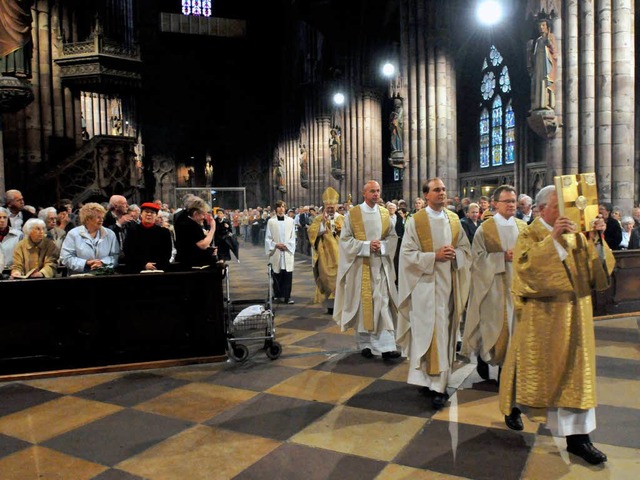 Festlicher Einzug: Erzbischof Robert Z... das Domkapital auf dem Weg zum Altar.  | Foto: Ingo Schneider