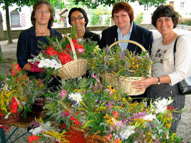 Viele hundert Kruter- und Blumenstru...arlotte Eckmann (von links)  gebunden.  | Foto: Anne Freyer
