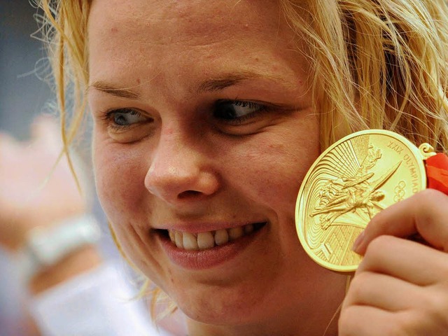 Stolz zeigt sie ihre Goldmedaille: Britta Steffen  | Foto: dpa