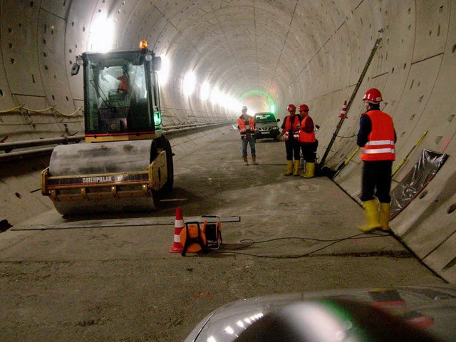 Erschtterungstest im Katzenbergtunnel...ner stark vibrierenden 15-Tonnen-Walze  | Foto: Bernd Michaelis