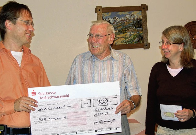 Fr die Niederdorf-Festgemeinschaft b...und Reiner Lippert vom DRK Lenzkirch.   | Foto: Manfred-G. Haderer