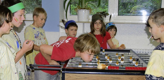 Bei der Eki-Ferienbetreuung kicken auch Indianer.   | Foto: Sigrid Umiger