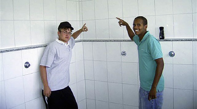 Stolz auf die sanierten Duschen sind die Kicker des FVF.  | Foto: privat