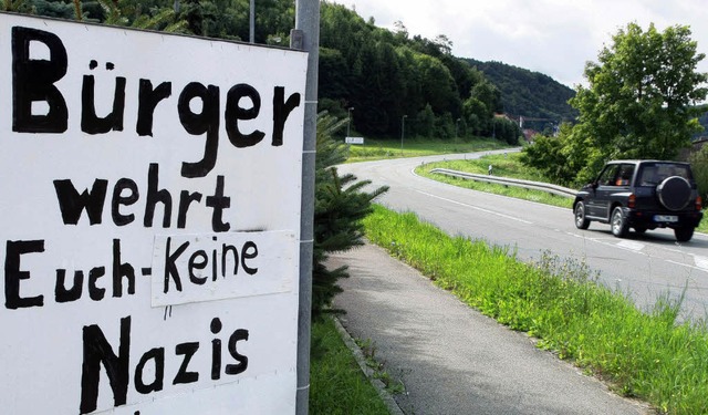 Ein Protestplakat gegen Nazis steht am...220; kaufen.  Die Gemeinde wehrt sich.  | Foto: dpa