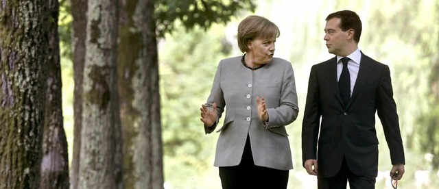 Reden in Sotschi: Angela Merkel im Ges...ussischen Prsidenten Dmitri Medwedew   | Foto: dpa