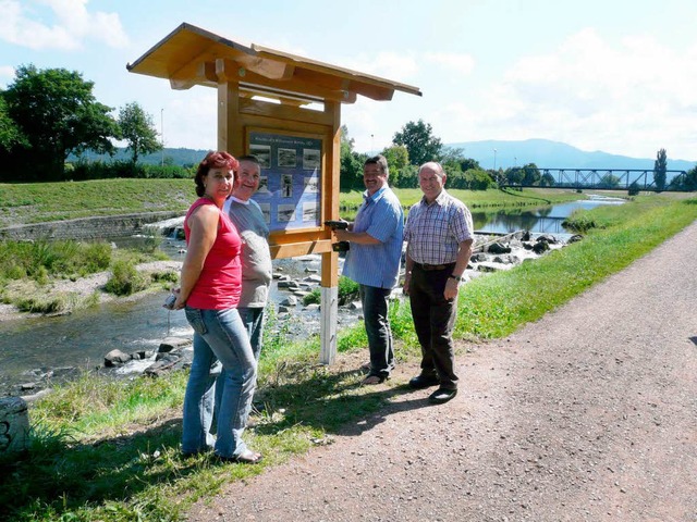 Vorstandsmitglieder des ASV Wasser mit Ortsvorsteher Heinz Sillmann.  | Foto: Dieter Erggelet