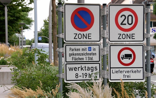 Im Schilderwald zwar nicht gleich zu e...im Stadtgebiet kostenlose Parkpltze.   | Foto: simon brandl
