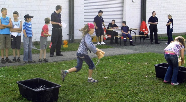 In Broggingen an der Lerchenberghalle ...Ferienspielaktion rege Betriebsamkeit. 