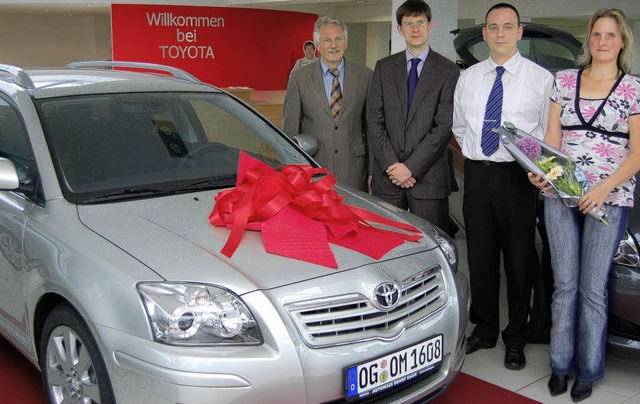 Glck gehabt: Einen  Toyota Avensis ge...r bei der bergabe im Autohaus Bohny.   | Foto: Christian Ringwald