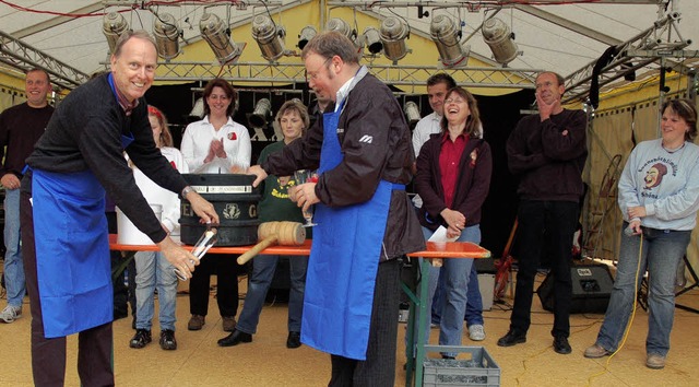 Mit dem gekonnten Fassanstich von Brg...nfest in Schnau nichts mehr im Wege.   | Foto: Karin Maier