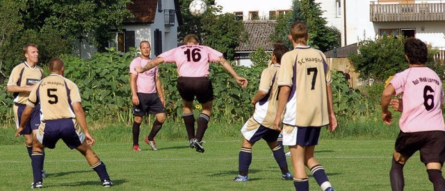 Diese Partie endete unentschieden: Neb...h an. Hauingen verteidigte den Pokal.   | Foto: Niklas Ehrentreich