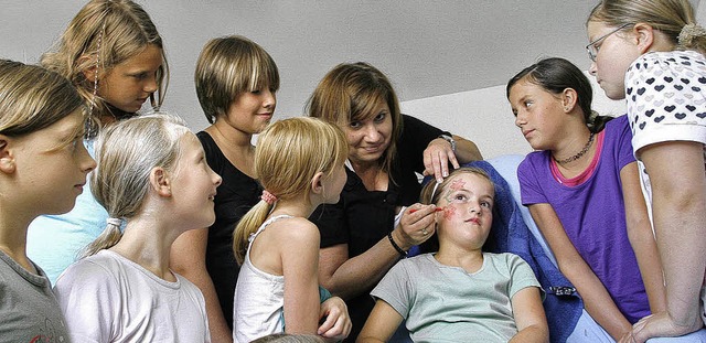 Particia Bertsch (Mitte) setzt den Sch...n Teilnehmerinnen mit ihrem Programm.   | Foto: Heidi Foessel