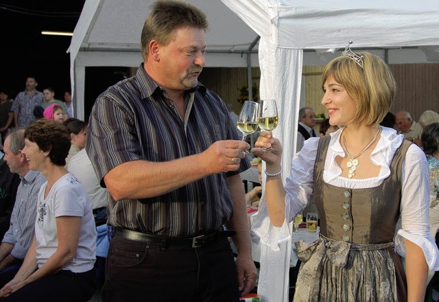 Ortsvorsteher Helmut Noll und die fris...r erffnen das Seefelder Straenfest.   | Foto: Umiger