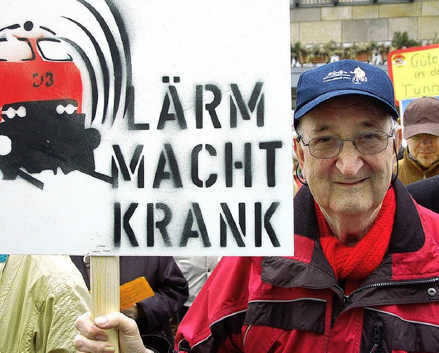 Peter Engelhard bei einer Kundgebung gegen die Bahnplne   | Foto: Seller