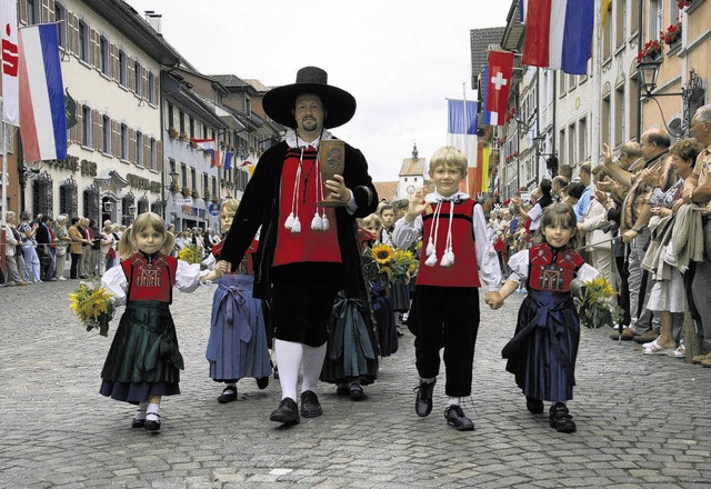 Das Waldshuter Mnnle fhrte beim Umzu...er von Alt Waldshut durch die Stadt.    | Foto: freudenthal