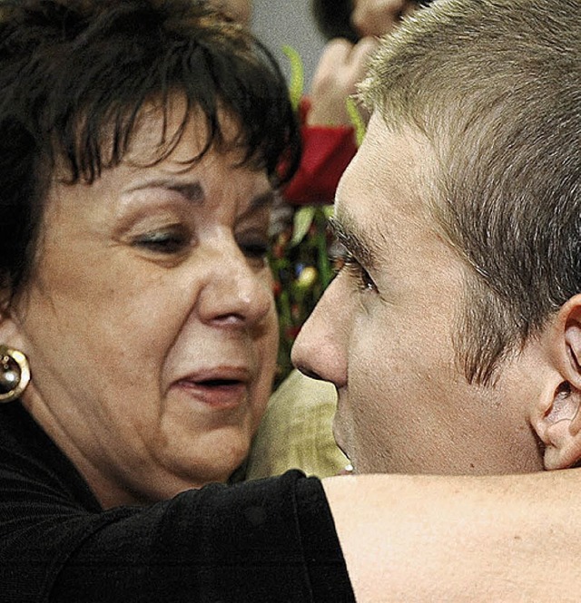 Michael Phelps im Arm seiner Mutter    | Foto: dpa