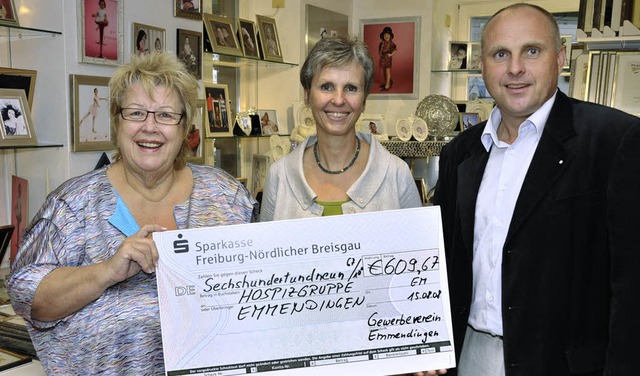 Den Spendenscheck ber 600 Euro aus de...orothea Moriell von der Hospizgruppe.   | Foto: Dieter Erggelet