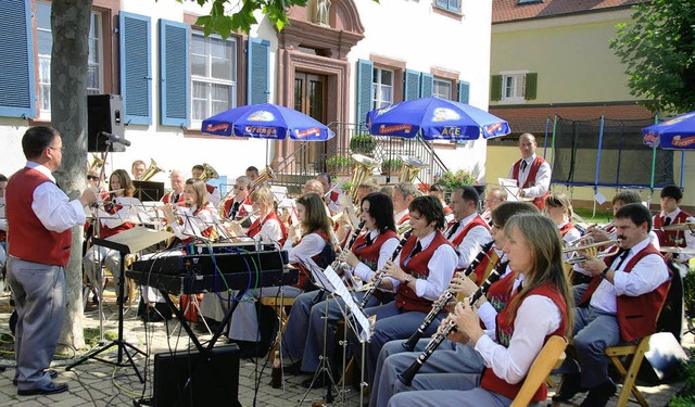 Der Musikverein unterhielt die Besuche...cher Pfarrfests ber die Mittagszeit.   | Foto: Roland Vitt